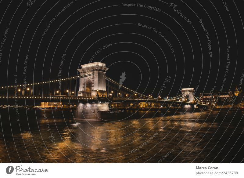 Nachtaufnahme der Kettenbrücke in Budapest Ferien & Urlaub & Reisen Kunst Landschaft Fluss Kleinstadt Stadt Hauptstadt Skyline Brücke Turm Architektur