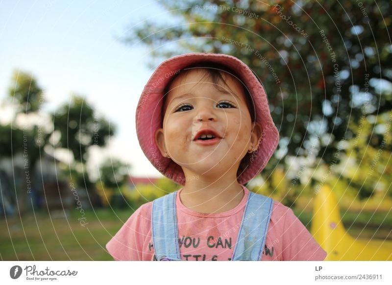 kleines Mädchen mit Hut, das fröhlich singt Kindererziehung Bildung Kindergarten Azubi Studium Mensch Eltern Erwachsene Geschwister Familie & Verwandtschaft