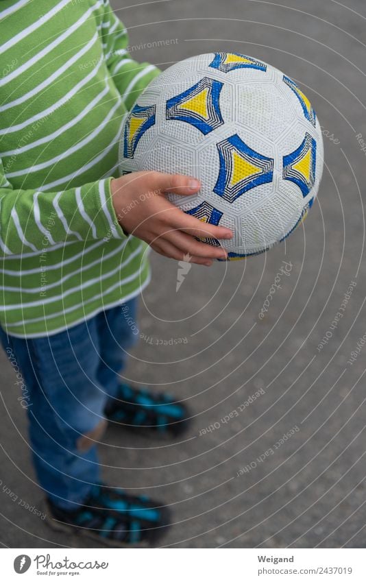 Fußball I Sport Ballsport Kindergarten Junge Kindheit Jugendliche 1 Mensch 3-8 Jahre Bewegung lachen Ferien & Urlaub & Reisen Freizeit & Hobby Farbfoto