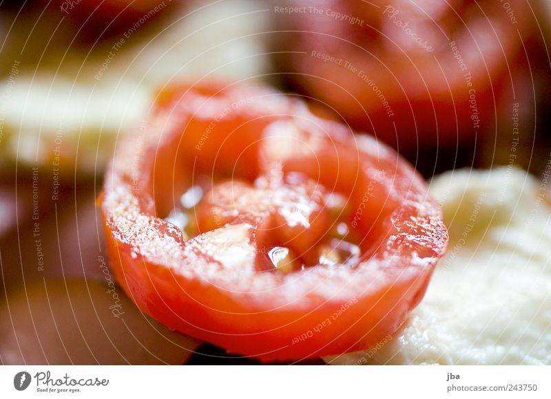 Tomate Lebensmittel Gemüse cherry tomate Ernährung Mittagessen Italienische Küche liegen hässlich lecker saftig rot Fastfood Pizza Ei Speck Farbfoto