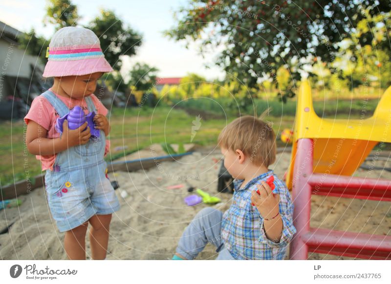 im Sand spielende Kinder, die sich über Sandspielzeug unterhalten Spielen Kinderspiel Häusliches Leben Kindererziehung Bildung Kindergarten Büroarbeit Karriere