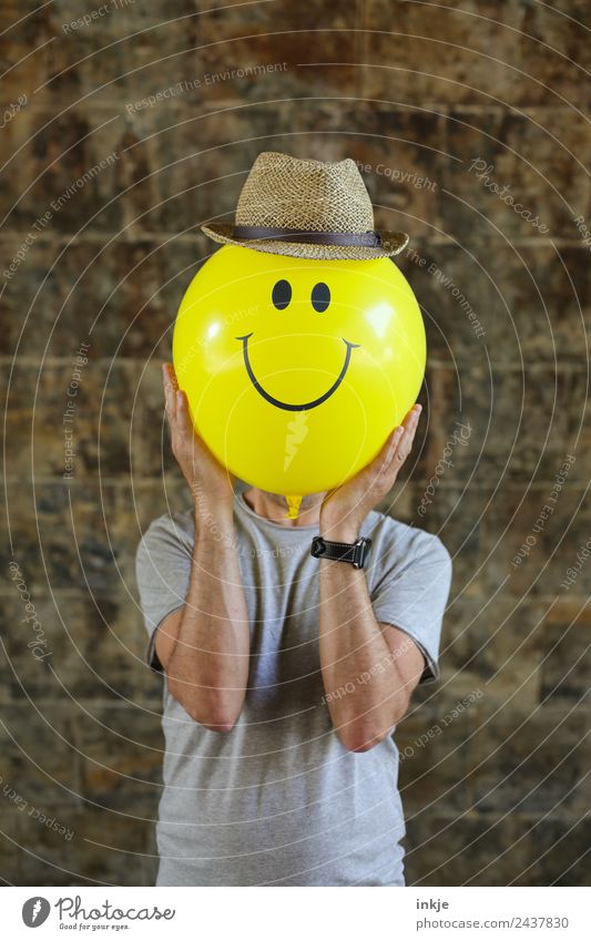 Achtes Bild mit gelbem Smiley Lifestyle Freude Freizeit & Hobby Spielen Mann Erwachsene Leben Gesicht 1 Mensch 30-45 Jahre 45-60 Jahre Hut Strohhut Luftballon