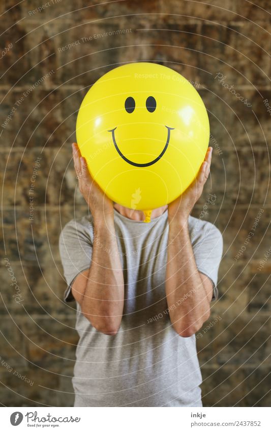 Sechstes Bild mit gelbem Smiley Lifestyle Freude Freizeit & Hobby Spielen maskulin Mann Erwachsene Leben 1 Mensch 30-45 Jahre 45-60 Jahre Luftballon Zeichen
