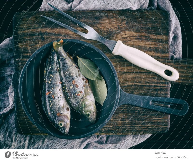 geschälter Fisch von Schuppen Meeresfrüchte Kräuter & Gewürze Ernährung Abendessen Diät Pfanne Tisch Tier Fluss Holz dunkel frisch oben retro braun schwarz