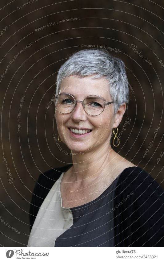 Best age | UT Dresden | Schöne, lächelnde, zufriedene Frau 50+ mit toller Ausstrahlung feminin Erwachsene Leben 1 Mensch 45-60 Jahre Ohrringe Brille grauhaarig