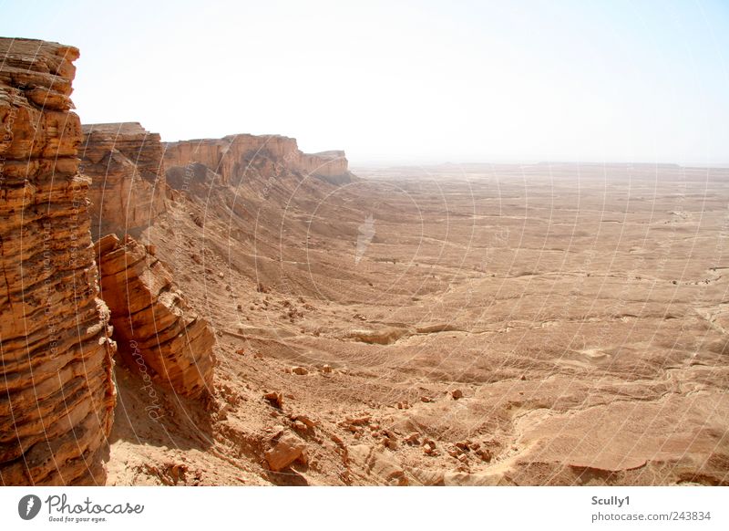 Edge of the world Saudi Arabien Natur Landschaft Erde Sand Klima Dürre Berge u. Gebirge Schlucht Wüste Blick stehen alt Ferne gigantisch Unendlichkeit heiß