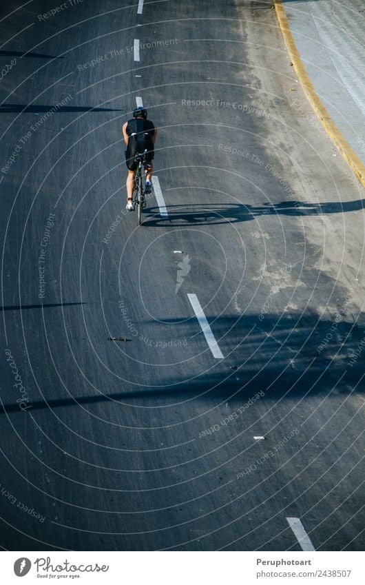 Radfahrer auf der Straße mit voller Geschwindigkeit Ferien & Urlaub & Reisen Abenteuer Strand Sport Fahrradfahren Frau Erwachsene Natur Bewegung Fitness