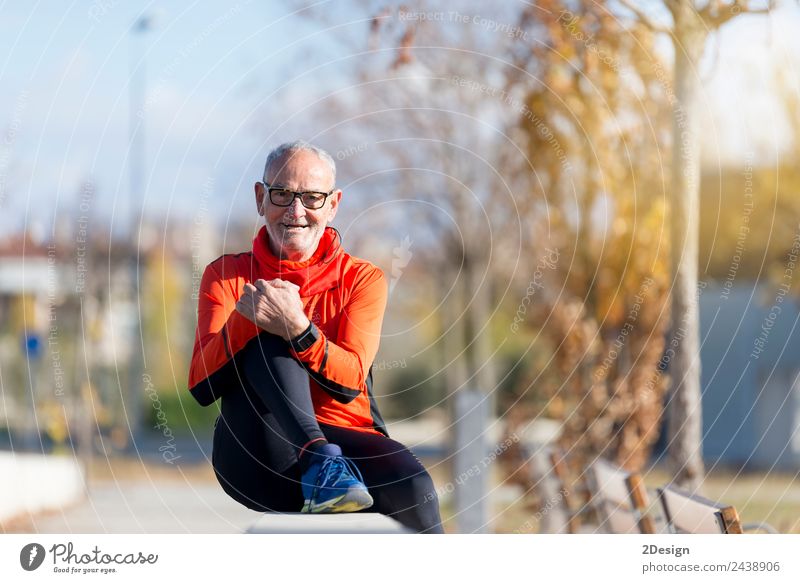 Senior-Läufer, der nach dem Joggen in einem Park sitzt. Lifestyle Glück Erholung Windstille Freizeit & Hobby Sommer Musik Sport Mensch maskulin Mann Erwachsene