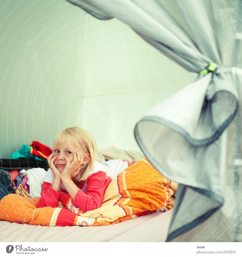 Regnet es noch? Gesicht Ferien & Urlaub & Reisen Camping Bett Kind Mädchen Kindheit Hand 3-8 Jahre liegen warten lustig Langeweile Zelt Bettwäsche Bettdecke