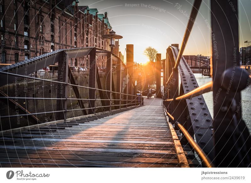 Alte Brücke in Hamburg Speicherstadt bei Sonnenuntergang Dämmerung Abend Licht Romantik Backstein Alte Speicherstadt Deutschland Weltkulturerbe Wasser