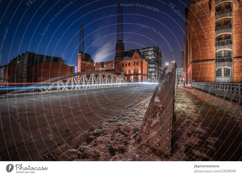 Brücke am Kesselhaus Hamburg im Winter Europa Deutschland Alte Speicherstadt Hafen Weltkulturerbe Nacht Nachtaufnahme Langzeitbelichtung Leuchtspur Schnee Eis