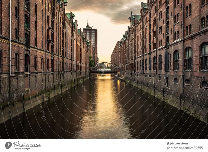 Hamburg Speicherstadt, Fleet, Abenddämmerung Dämmerung Sonnenuntergang Licht Romantik Backstein Alte Speicherstadt Deutschland Weltkulturerbe Wasser dunkel