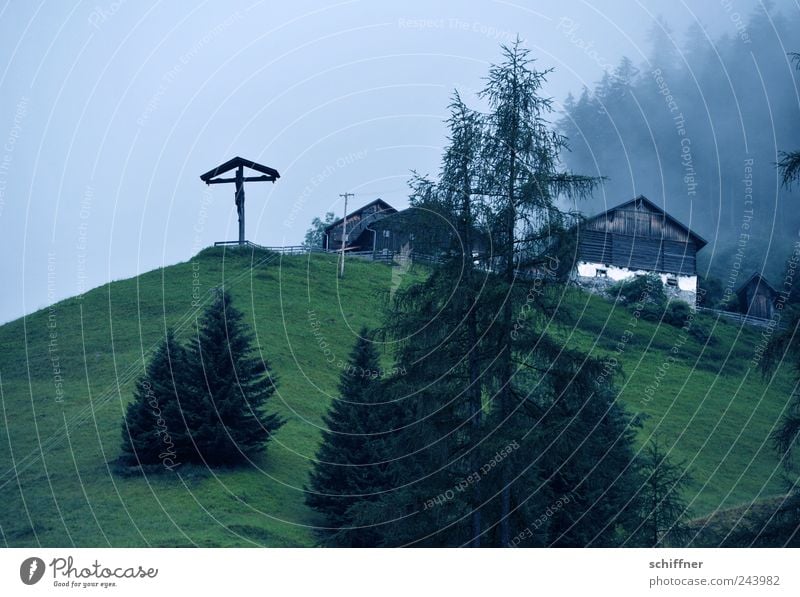 Bretagne-Wetter in Tirol Landschaft schlechtes Wetter Nebel Regen Wiese Wald Alpen Berge u. Gebirge dunkel Berghang Kreuz Gipfelkreuz Kruzifix Hütte Berghütte