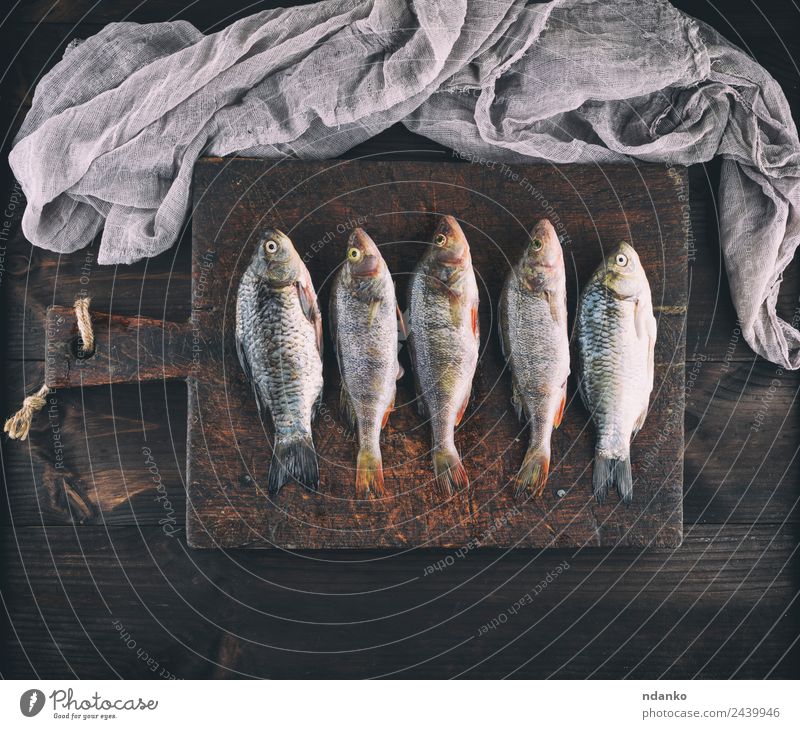 frischer Fisch Barsch und Karpfen Meeresfrüchte Kräuter & Gewürze Ernährung Abendessen Diät Tisch Tier Fluss Holz dunkel oben retro braun schwarz Karausche