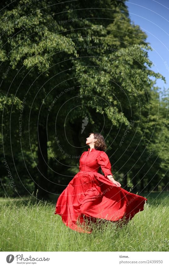 Ulreka feminin Frau Erwachsene 1 Mensch Frühling Schönes Wetter Baum Park Wiese Kleid brünett langhaarig Locken Erholung festhalten Tanzen ästhetisch