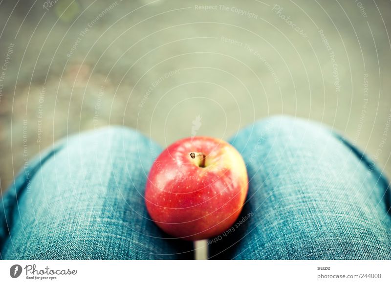 Apfel auf Knien Frucht Lebensmittel rot Farbfleck Gesundheit Gesunde Ernährung lecker Erkenntnis warten blau Beine Jeanshose Jeansstoff Bioprodukte fruchtig