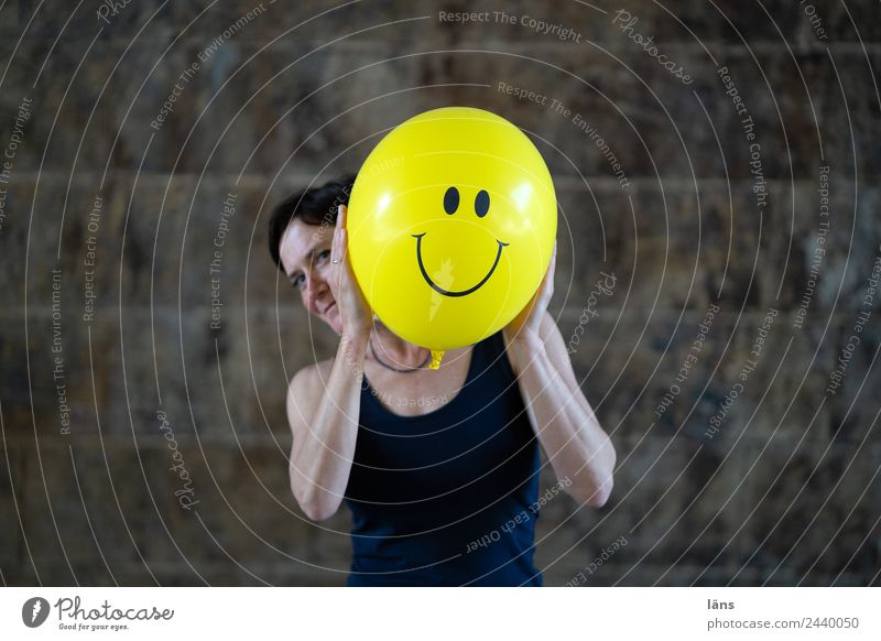 Frau mit Smiley Luftballon l UT Dresden Mensch feminin Erwachsene Leben 1 beobachten Freundlichkeit Fröhlichkeit Neugier Freude Lebensfreude Optimismus
