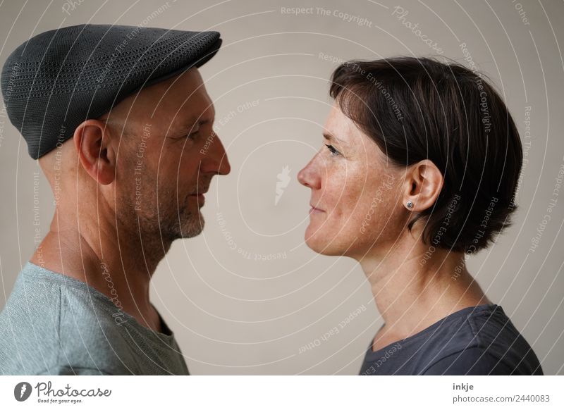 Mann und Frau stehen sich gegenüber Lifestyle Stil Freizeit & Hobby Erwachsene Leben Gesicht 2 Mensch 30-45 Jahre 45-60 Jahre Hut Mütze Lächeln authentisch