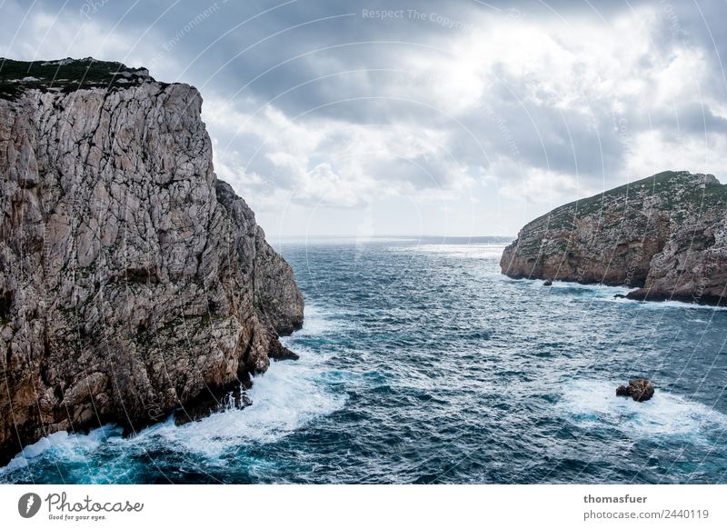 Felseninseln im Mittelmeer von schräg oben Ausflug Ferne Freiheit Sommer Meer Insel Wellen Urelemente Himmel Wolken Horizont Frühling Klima Wetter Wind Küste