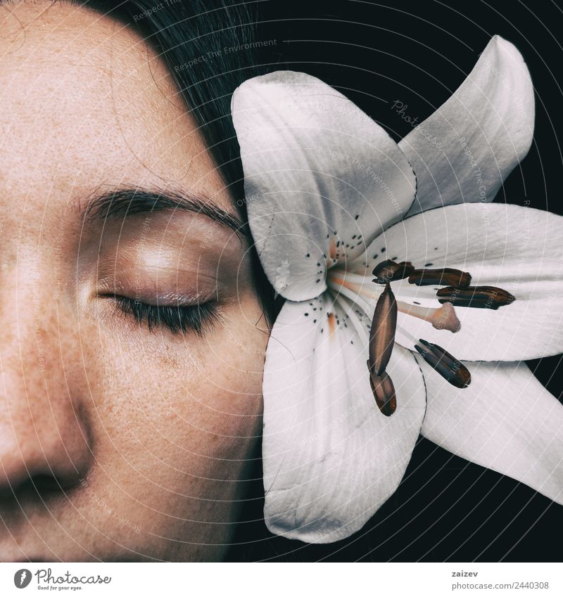halbes Mädchengesicht mit einer weißen Lilie und geschlossenen Augen Lifestyle schön Haut Gesicht Gesundheit Gesundheitswesen Erholung Windstille Duft