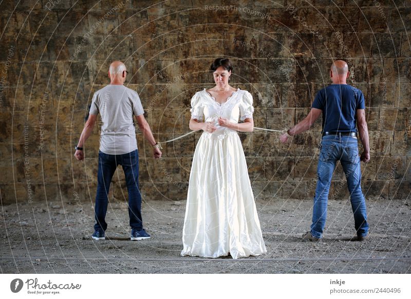 Frau im Brautkleid mit zwei Männern am Seil Lifestyle Hochzeit Mensch maskulin feminin Erwachsene Mann Paar Partner Leben 3 30-45 Jahre 45-60 Jahre T-Shirt