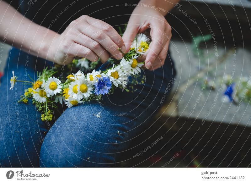 getting ready | ut dresden elegant Stil Design Freude Glück schön Wellness Wohlgefühl Farbe Kreativität Hand Blume Kranz binden verschönern Haarband Hochzeit