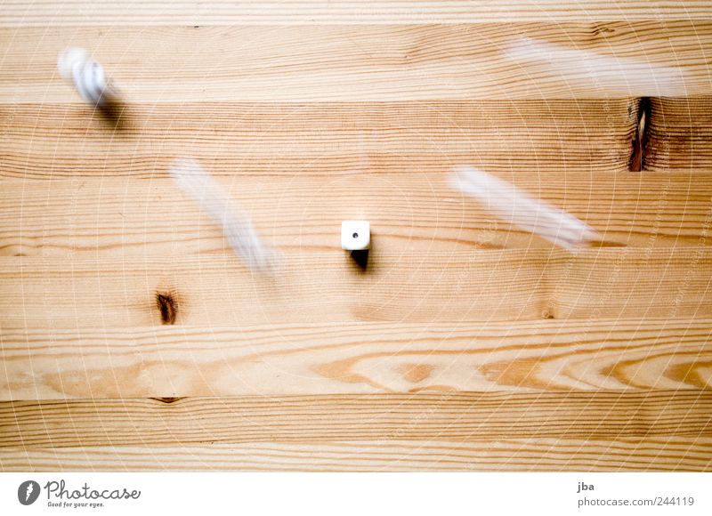 Würfel fallen Spielen Würfelspiel Tisch Holz Bewegung drehen liegen Geschwindigkeit braun weiß Holzfaser Tischplatte Holzstruktur Strukturen & Formen