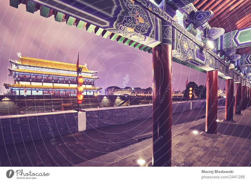 Xianische Stadtmauer und alter Turm bei Nacht, China. Meditation Tourismus Sightseeing Städtereise Dekoration & Verzierung Kultur Gebäude Architektur Mauer Wand