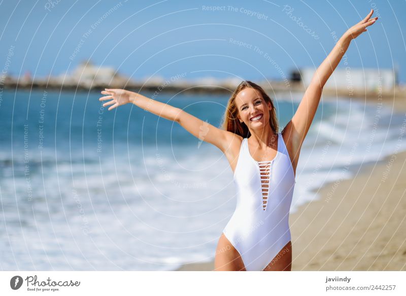 Junge blonde Frau an einem tropischen Strand mit offenen Armen schön Ferien & Urlaub & Reisen Tourismus Sommer Meer Mensch feminin Junge Frau Jugendliche