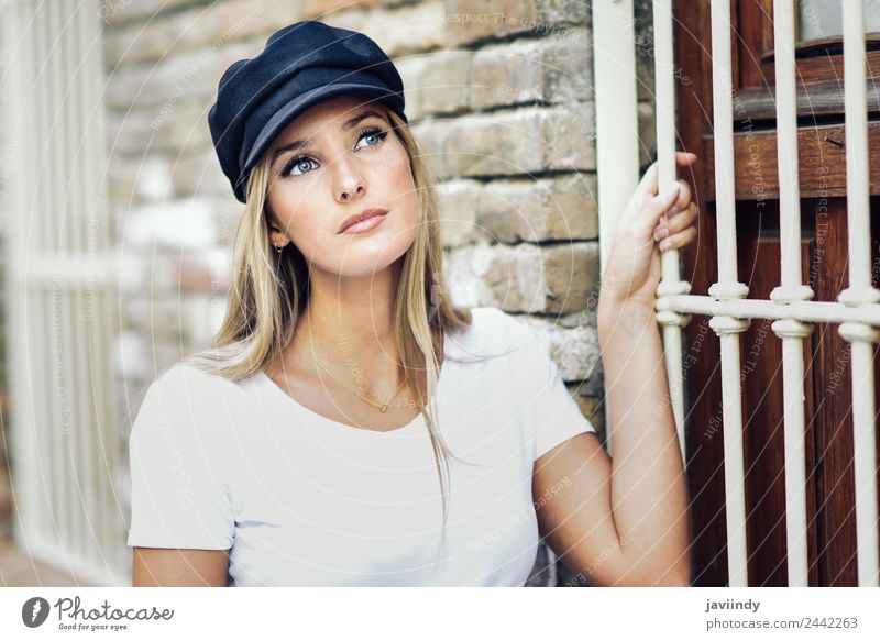 Junge blonde Frau, die in der Nähe einer Ziegelmauer steht. Lifestyle Stil schön Haare & Frisuren Sommer Mensch feminin Junge Frau Jugendliche Erwachsene 1