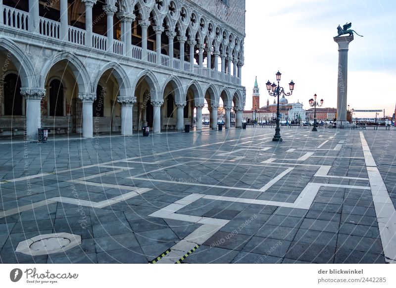 Nix los auf dem Markusplatz Skulptur Architektur Venedig Italien Stadt Menschenleer Palast Marktplatz Balkon Sehenswürdigkeit Wahrzeichen Denkmal entdecken