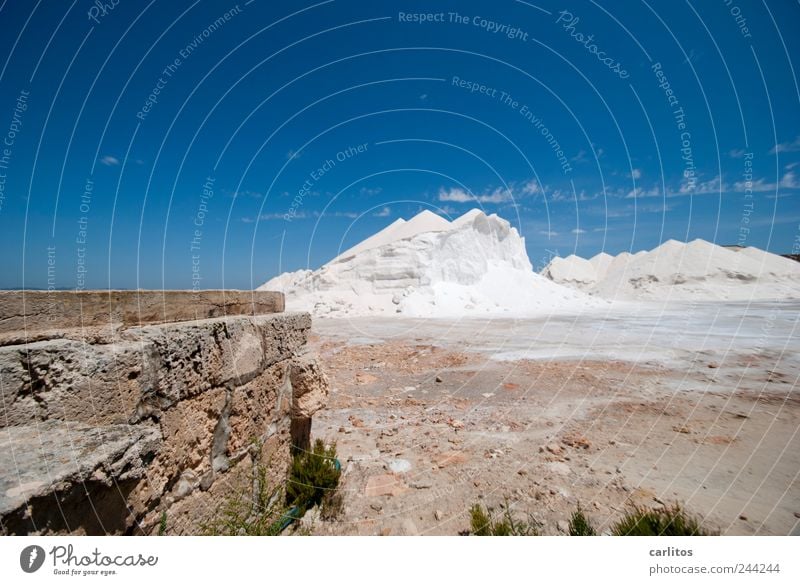Schnee bei 30° Wolkenloser Himmel heiß Sommer Schönes Wetter Wärme liegen weiß blau Haufen Berge u. Gebirge Salz Saline Depot trocknen blenden mediterran Mauer