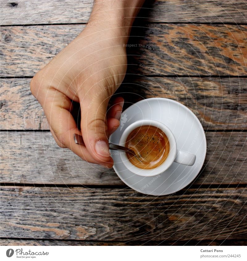 Espresso Heißgetränk Kaffee Tasse Löffel elegant trinken Hand machen Flüssigkeit gut heiß lecker genießen Holz Tisch rühren mischen Koffein Wachsamkeit bitter