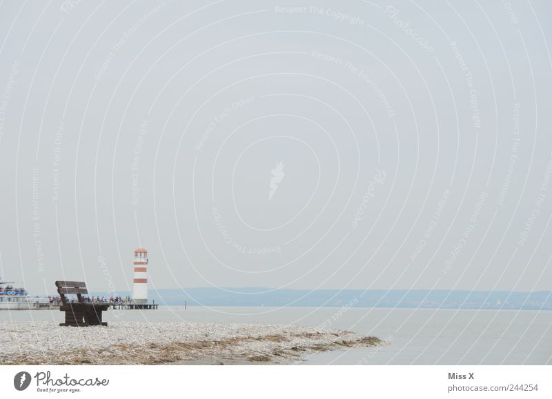einsam Ferien & Urlaub & Reisen Tourismus Strand Umwelt Landschaft Sand Wetter schlechtes Wetter Nebel Küste Seeufer Meer Insel kalt Parkbank Leuchtturm