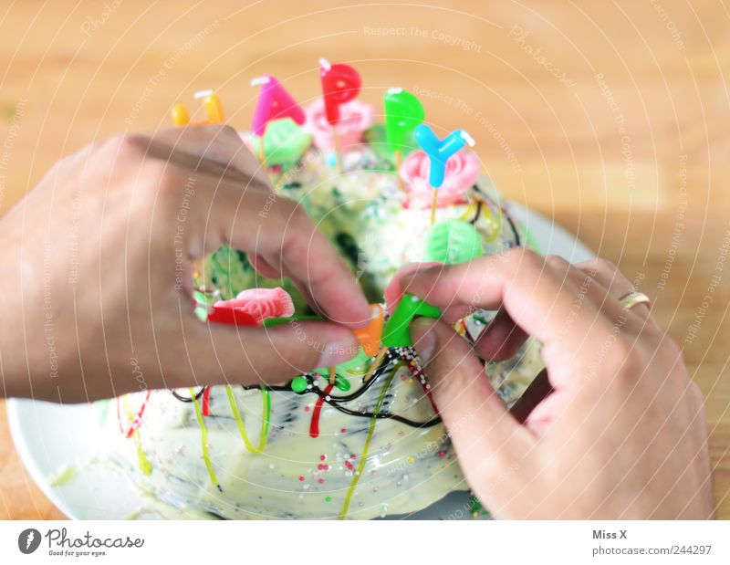 Vorbereitung Lebensmittel Teigwaren Backwaren Kuchen Süßwaren Schokolade Ernährung Kaffeetrinken Feste & Feiern Geburtstag Hand Finger lecker süß