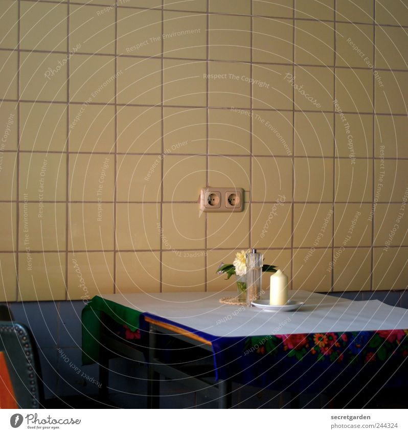 romantisch. Ernährung Teller Lifestyle Häusliches Leben Innenarchitektur Dekoration & Verzierung Möbel Stuhl Tisch Raum Küche Restaurant retro trashig gelb weiß