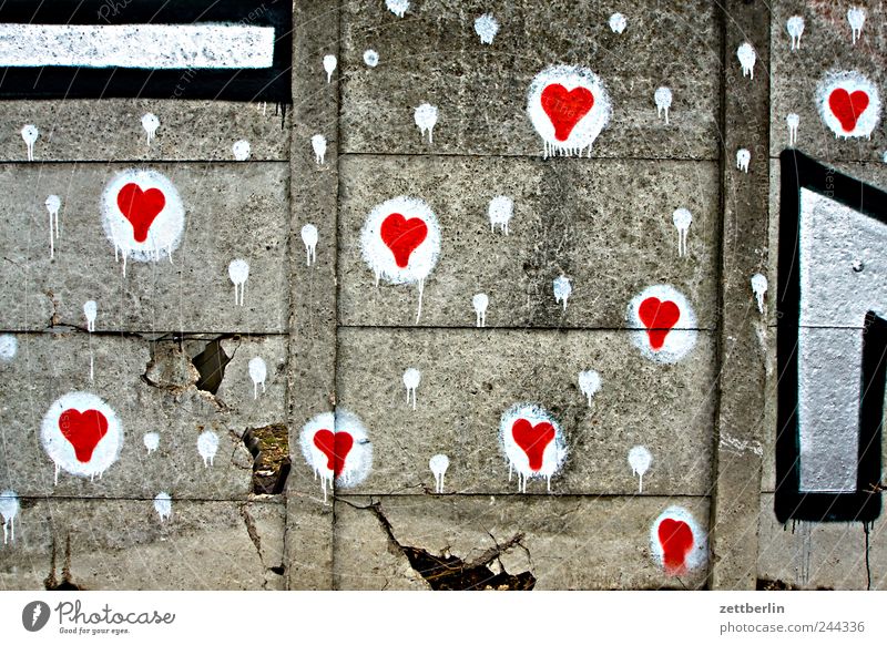 Mauer Berlin Friedhof Schöneberg Beton Graffiti Grafik u. Illustration Mediengestalter Herz Liebe Romantik Liebeserklärung Gefühle Frühlingsgefühle viele