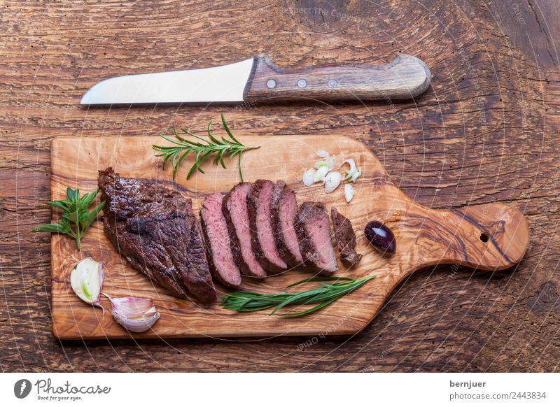 Scheiben von einem gegrillten Steak auf Holz Lebensmittel Fleisch Kräuter & Gewürze Medien Grill authentisch Rindfleisch Brett Messer Klinge Kochen grillen