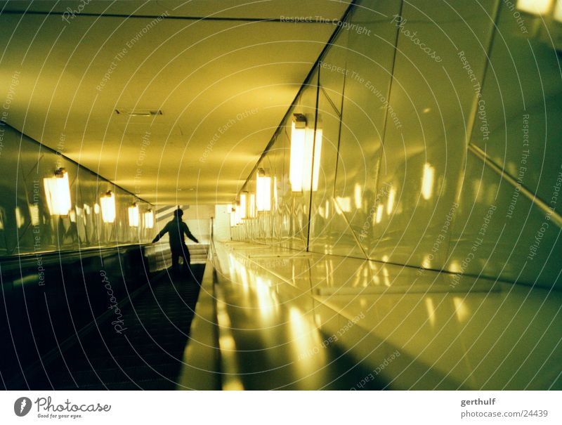 Rolltreppe lang Blick nach unten Mann grün Licht U-Bahn S-Bahn Geschwindigkeit Eile Unschärfe Tiefenschärfe Nacht Elektrisches Gerät Technik & Technologie