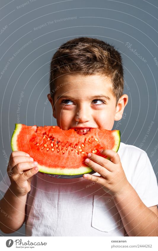 Lustiges Kind isst Wassermelone drinnen. Gesunde Ernährung Lebensmittel Frucht Essen Saft Lifestyle Freude Glück schön Gesicht Sommer Mensch Baby Junge Kindheit