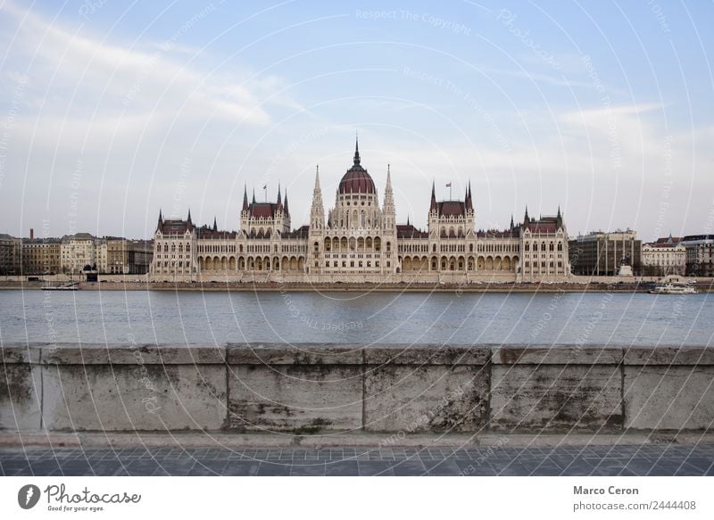 Ungarisches Parlamentsgebäude und Donau Architektur Hintergrund blau Budapest Gebäude Großstadt Stadtbild Tag Europa berühmt gotisch Regierung Ungarn
