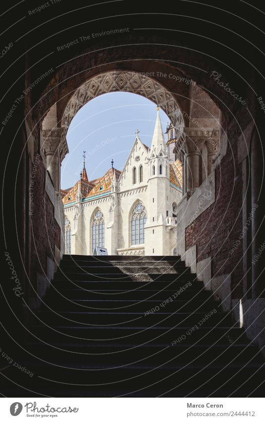 Unterschiedliche Ansichten über die Matias-Kirche in Buda Bogen Architektur Trutzburg Budapest Gebäude Tageslicht verschiedene Dom Fischer Empore gotisch