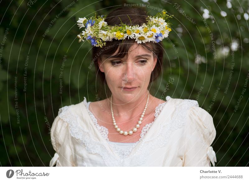 Nachdenklich | UT Dresden Hochzeit Braut feminin Frau Erwachsene 1 Mensch 30-45 Jahre Brautkleid Perlenkette Blumenkranz brünett Denken elegant schön weich grün