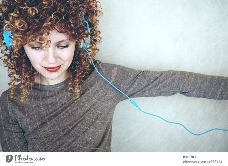 Junge blonde Frau, die mit ihrem Headset Musik hört. Lifestyle Stil Design schön Haare & Frisuren Freizeit & Hobby Technik & Technologie Unterhaltungselektronik