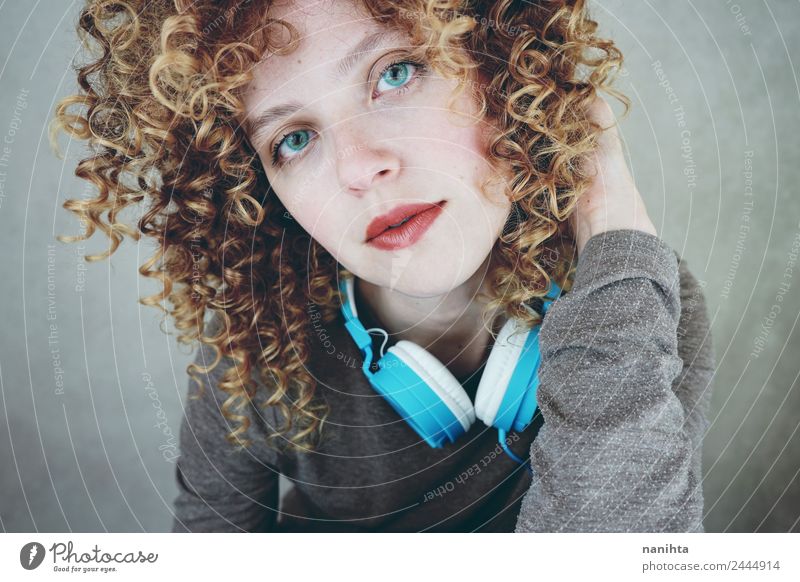 Junge blonde Frau mit blauen Augen und einem Headset. Lifestyle Stil schön Haare & Frisuren Haut Gesicht Freizeit & Hobby Technik & Technologie