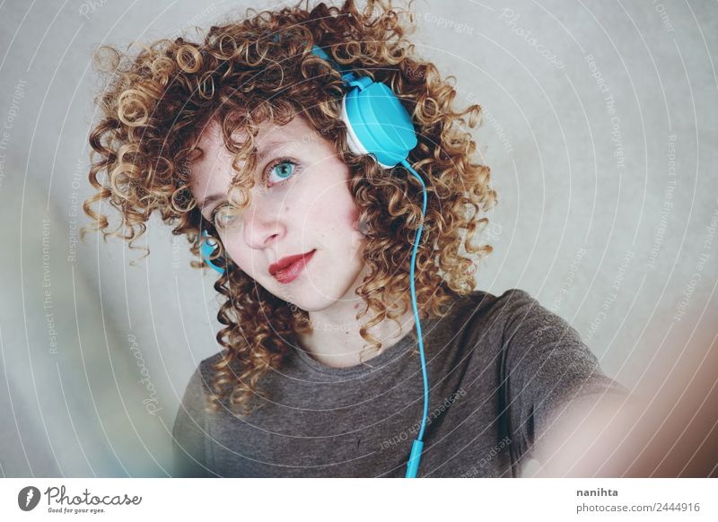 Junge blonde Frau, die mit ihren Kopfhörern Musik hört. Lifestyle Stil schön Haare & Frisuren Freizeit & Hobby Headset Technik & Technologie