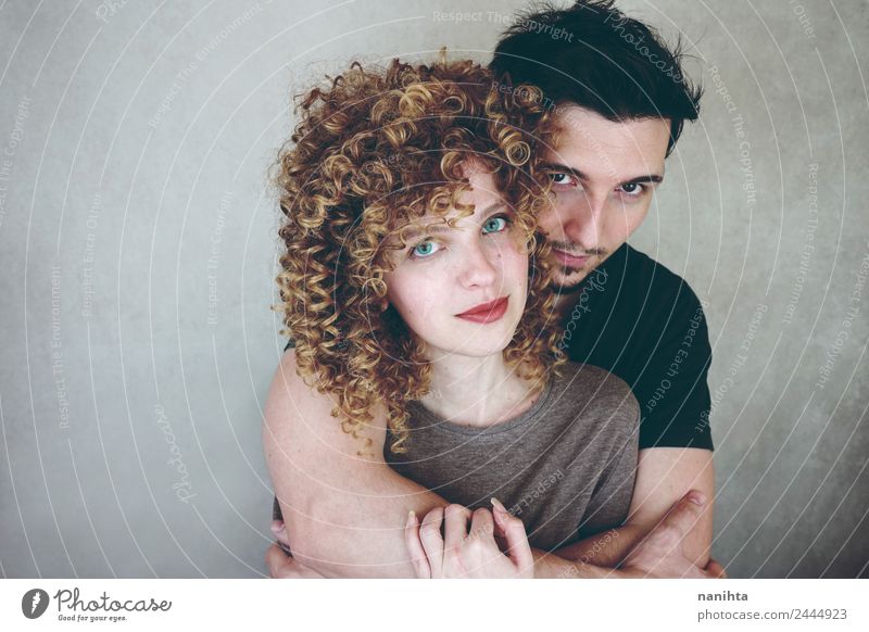 Studio-Porträt eines jungen Paares, das sich umarmt. Lifestyle elegant Stil Freude schön Mensch maskulin feminin Junge Frau Jugendliche Junger Mann
