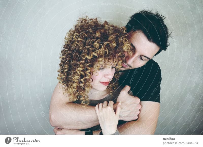 Studio-Porträt eines jungen Paares, das sich umarmt. elegant Stil Freude Wellness Wohlgefühl Sinnesorgane Mensch maskulin feminin Frau Erwachsene Mann