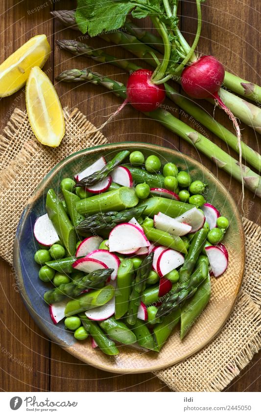 Grüner Spargelrettich und Erbsensalat Gemüse Mittagessen Abendessen Vegetarische Ernährung frisch Gesundheit natürlich Lebensmittel Salatbeilage Rettich roh