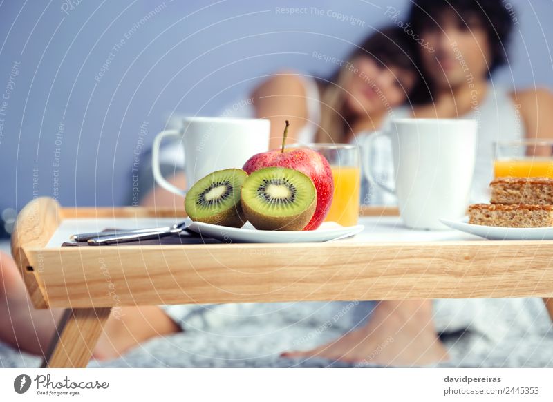 Obststücke in gesundem Frühstück auf Tablett serviert Frucht Apfel Saft Kaffee Teller Lifestyle Glück schön Erholung Freizeit & Hobby Schlafzimmer Frau
